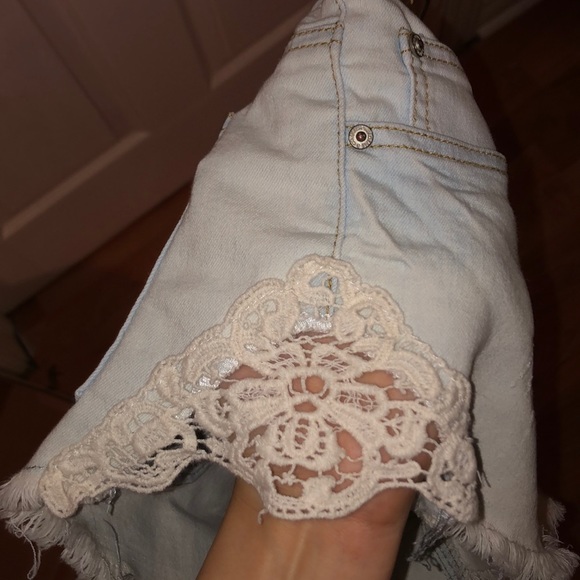 Jean shorts w lace side - Picture 3 of 3